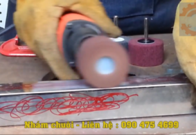 Sử dụng nhám chuôi trong việc xử lý bề mặt kim loại (đánh bóng, đánh bavia)