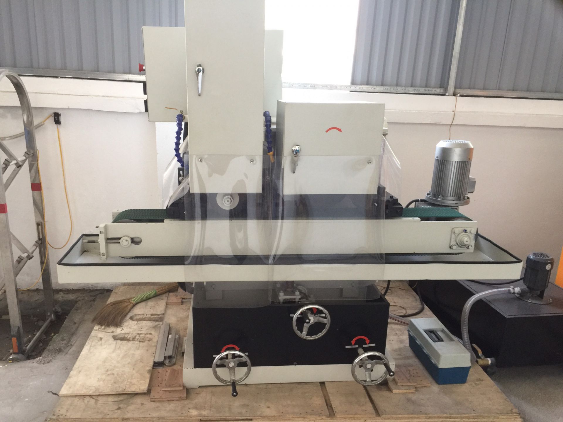 Hướng dẫn lắp đặt và vận hành máy mài phẳng phải đúng kỹ thuật