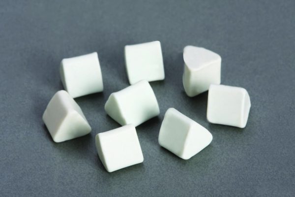 Đá ceramic tinh hình tam giác cân