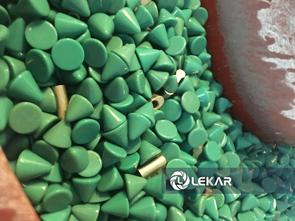 Đá mài cần dùng với máy xóc rung và hóa chất đánh bóng chuyên dụng