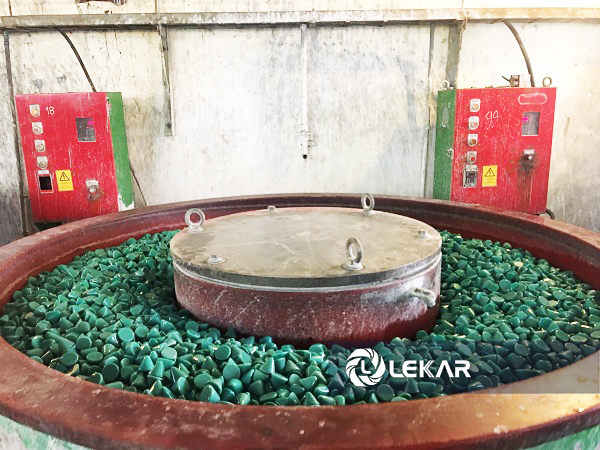 đá đánh bóng rung