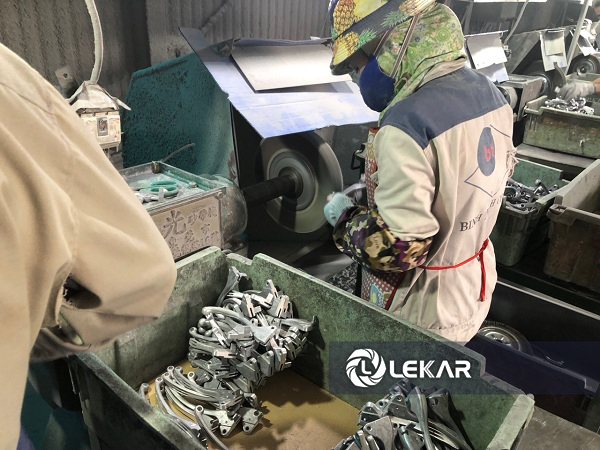 The quality of the polished metal surface depends on the worker’s skill level. 