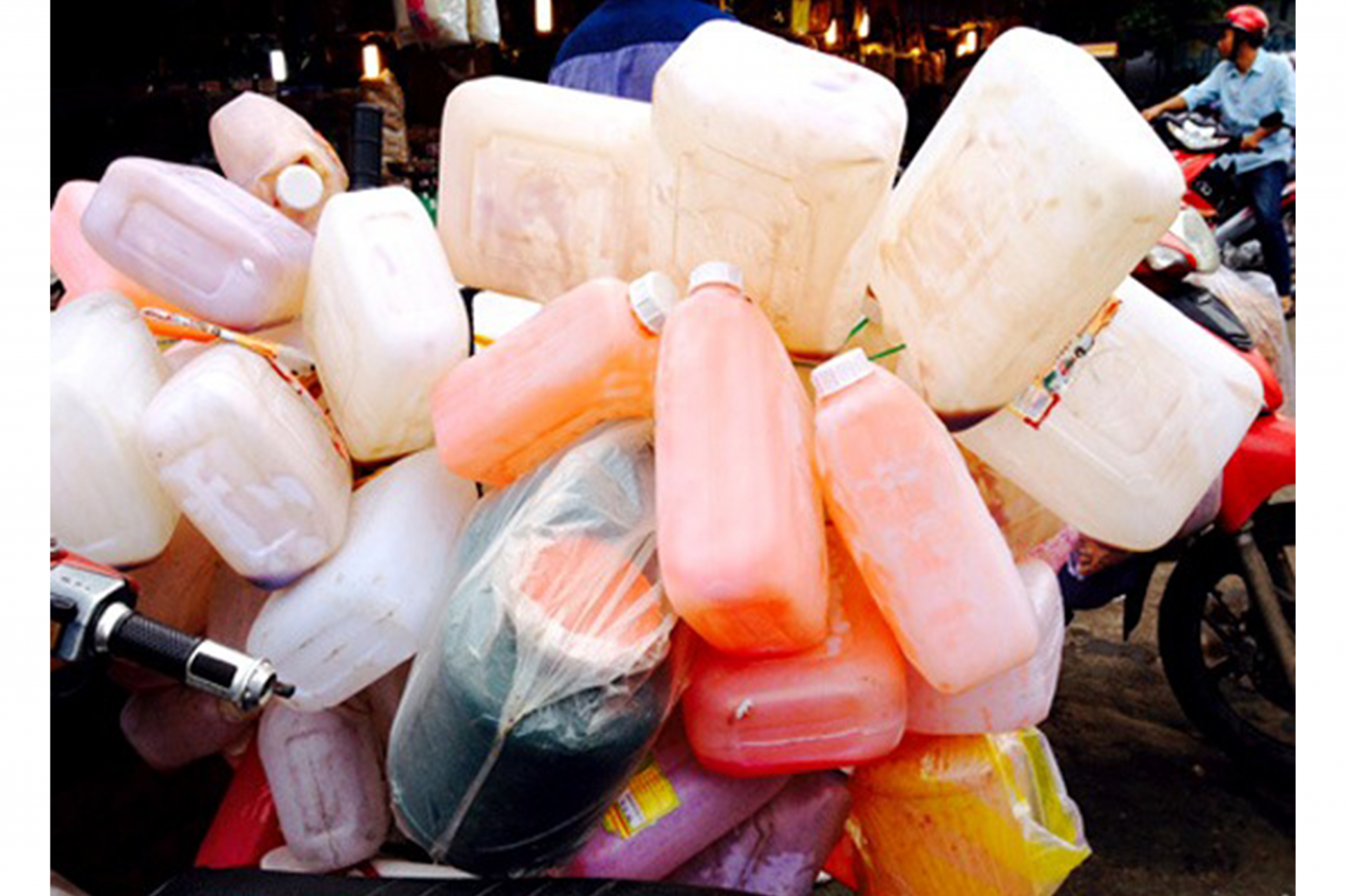 hc3b3a20che1baa5t20trc3b4i20ne1bb95i201 Bề mặt kim loại khó khăn một phần là do sử dụng hóa chất trôi nổi không rõ nguồn gốc