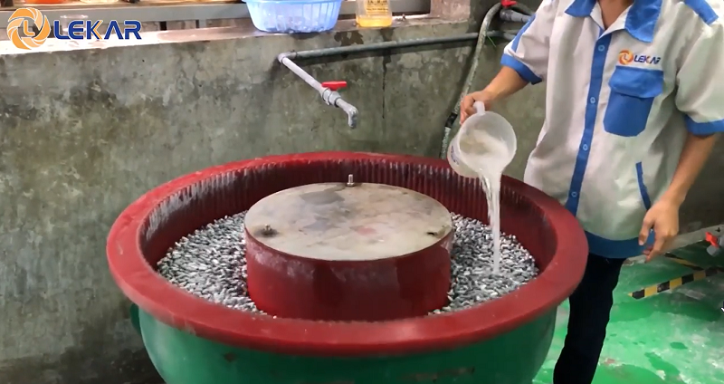 hoa-chat-tay-rua-kim-loai-dong-vai-tro-nhu-the-nao-trong-qua-trinh-hoan-thien-be-mat-2_1 hoa-chat-tay-rua-kim-loai-dong-vai-tro-nhu-the-nao-trong-qua-trinh-hoan-thien-be-mat-2_1