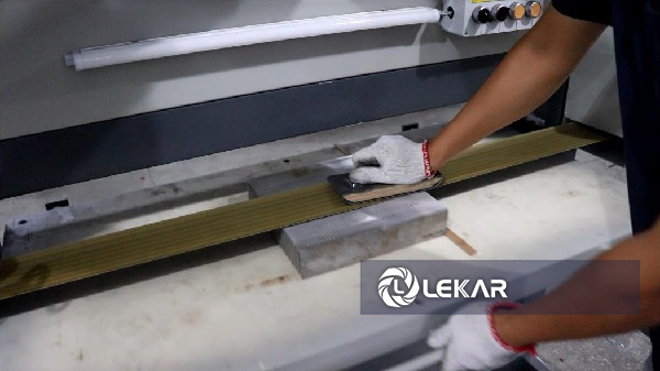 máy đánh bóng xước mặt phẳng tam giác