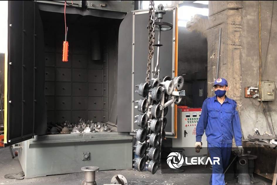 may-phun-bi-lam-sach-be-mat-kim-loai-1-1