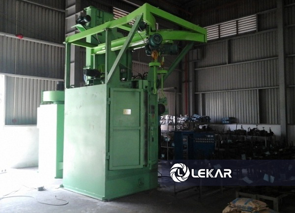 máy phun bi làm sạch móc treo kép