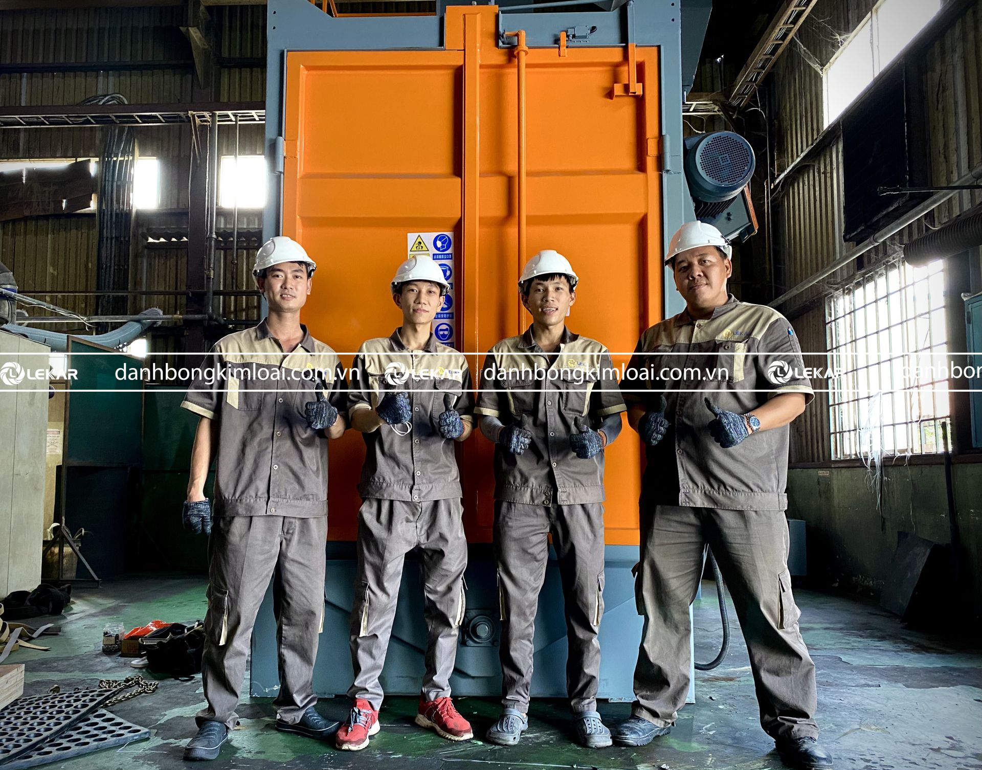 may-phun-bi-moc-treo-kep-1-1 Đơn vị sản xuất máy phun bi làm sạch tại HCM | LEKAR