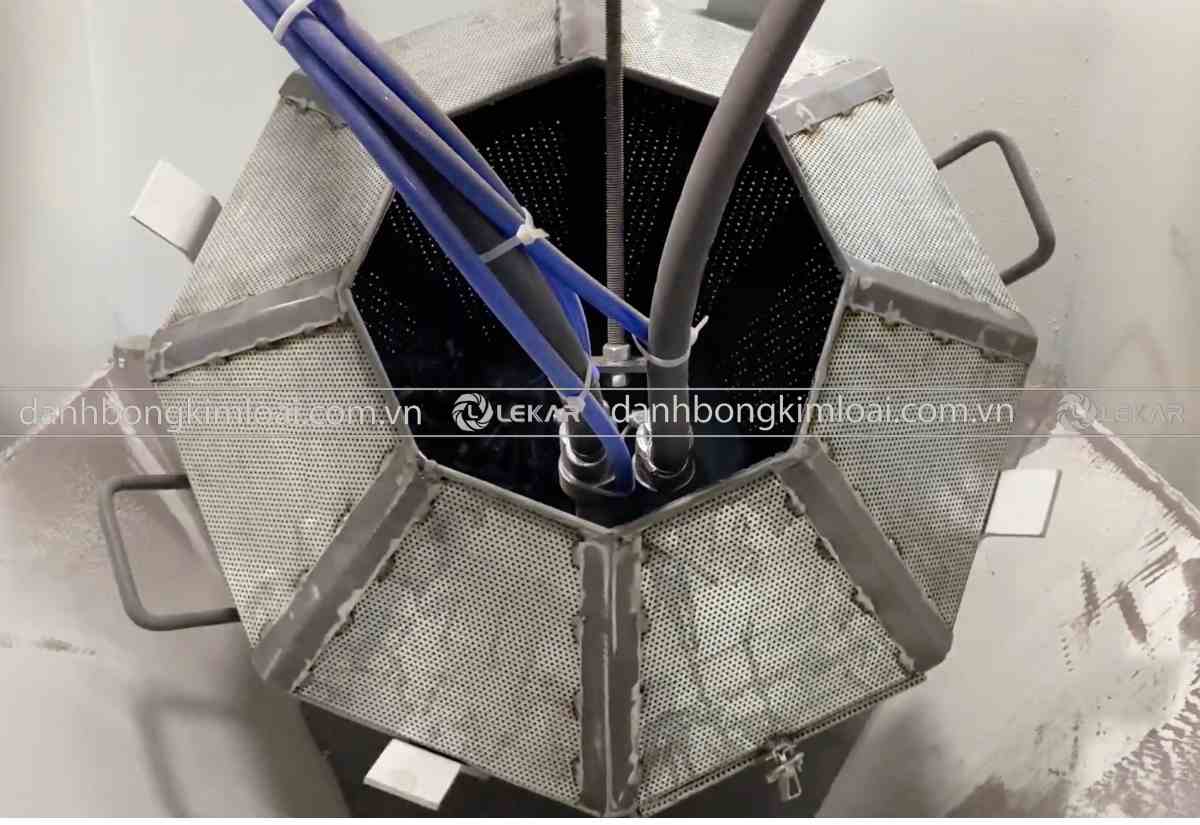 may-phun-cat-long-xoay204 Máy phun cát lồng xoay tại LEKAR