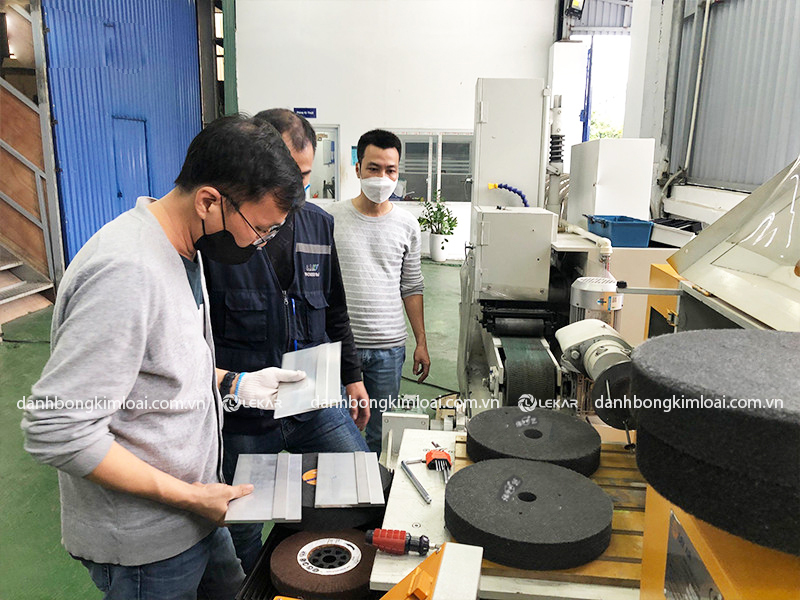 ni-danh-bong-3-chu-trang-02-1