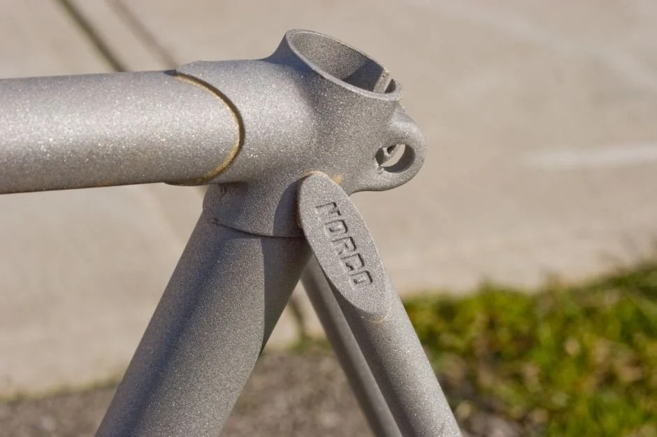 tao-nham-tren-be-mat-kim-loai