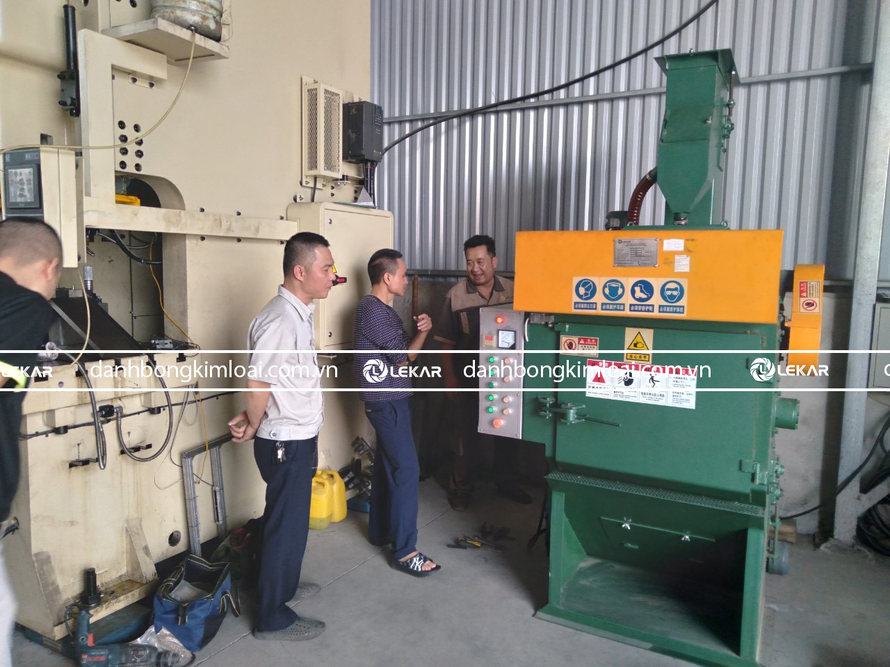 Bàn giao máy phun bi tại LEKAR