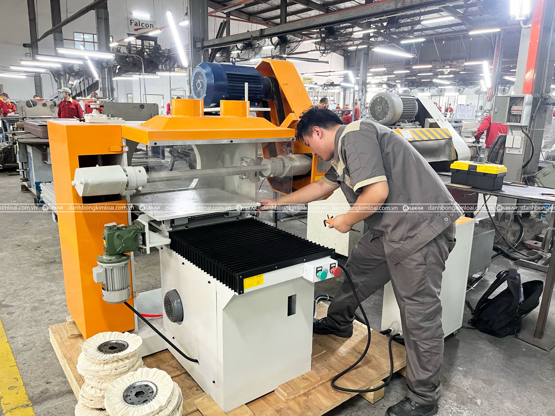 Chuẩn bị bề mặt sản phẩm trước khi đánh bóng Chuẩn bị bề mặt sản phẩm trước khi đánh bóng