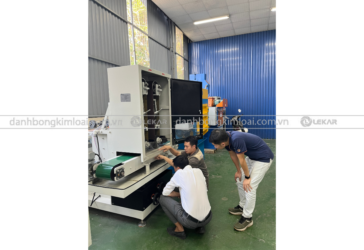 Ứng dụng của máy đánh xước trong sản xuất công nghiệp