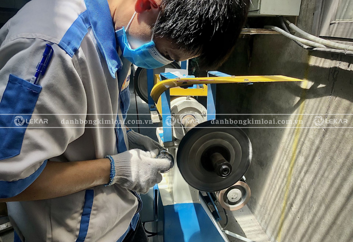 dùng bánh nỉ đánh bóng inox cho máy 2 quả lô dùng bánh nỉ đánh bóng inox cho máy 2 quả lô