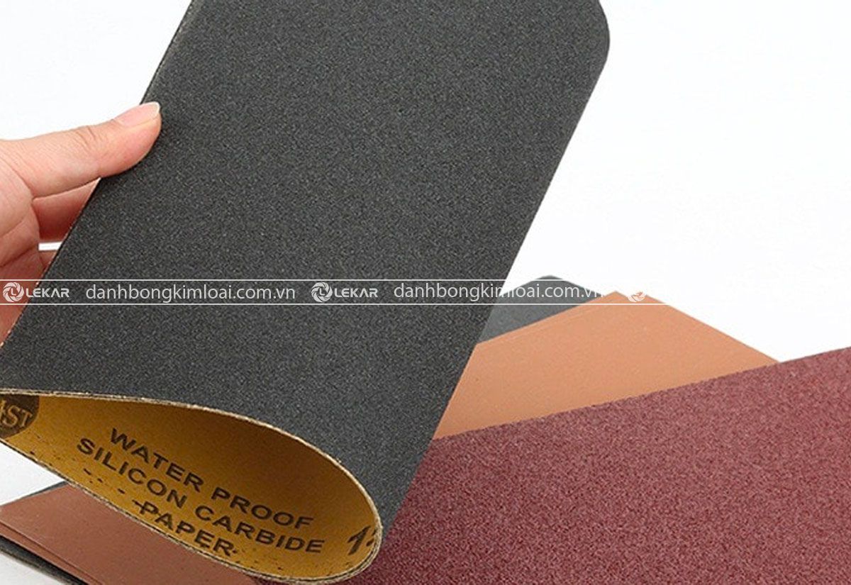 Hướng dẫn chà nhựa bằng giấy nhám mịn