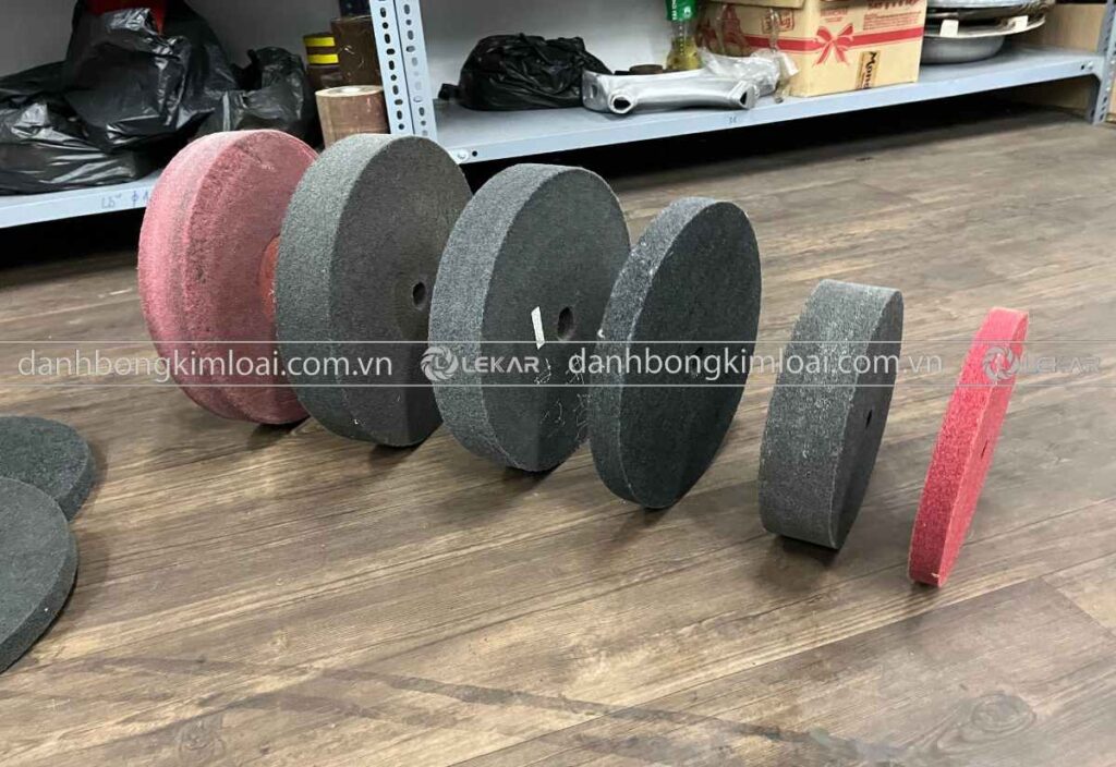 Vì sao xưởng inox dùng bánh nỉ xám ở công đoạn trung gian?