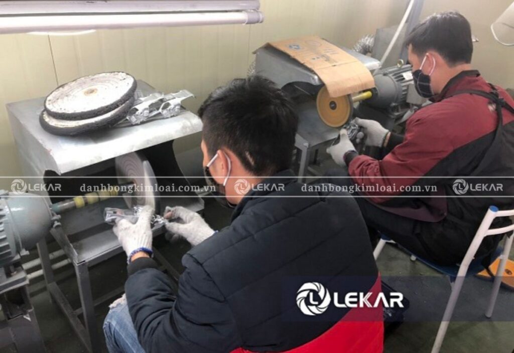 Sự khác biệt giữa bánh nỉ và bánh vải trong từng công đoạn đánh bóng kim loại