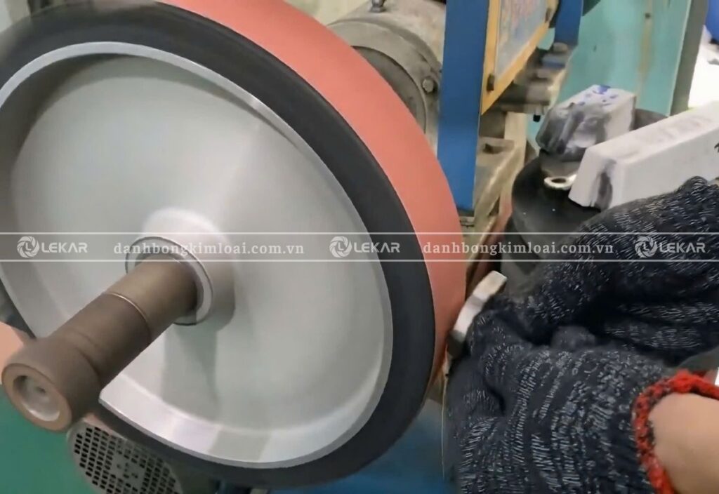 Độ mịn của giấy nhám ảnh hưởng gì đến bề mặt kim loại