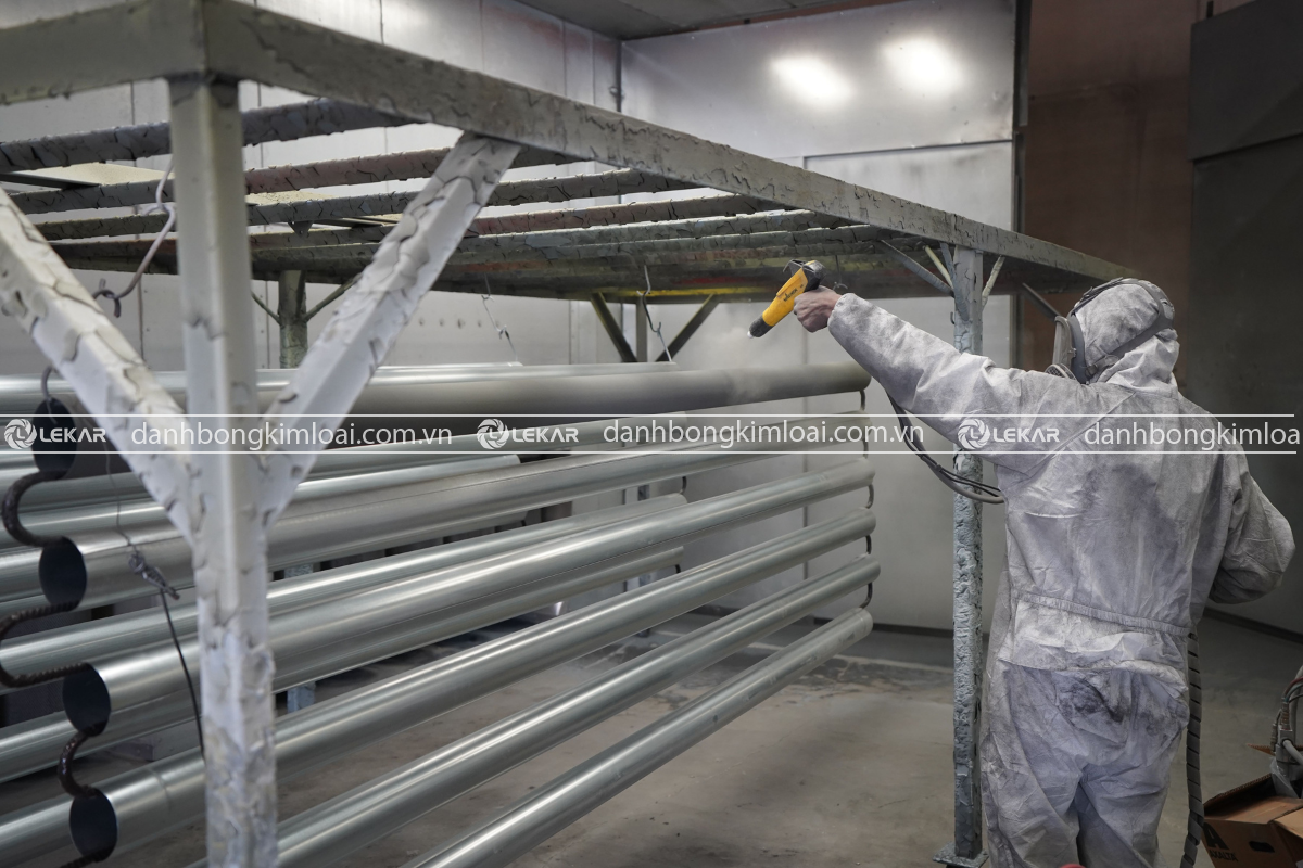 Phun cát ướt và phun cát khô: khi nào chọn để giảm bụi và tăng thẩm mỹ